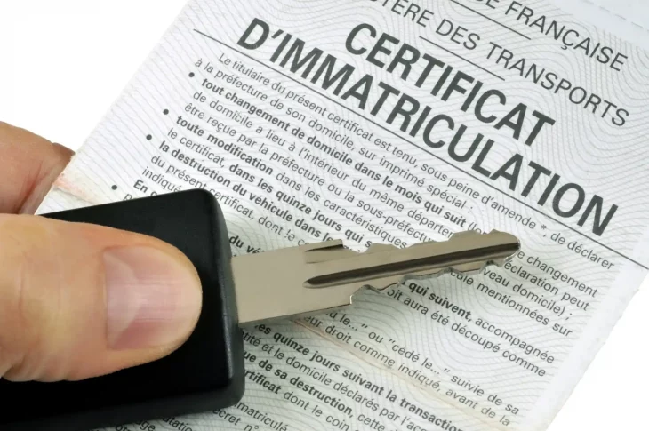 carte-grise-cle-voiture-730×485 Depuis janvier 2025, l’administration a abandonné l’envoi en recommandé pour les certificats d’immatriculation au profit d’un envoi en lettre suivie. Une modification logistique qui semble mineure, mais qui a un impact concret et immédiat sur la vie des automobilistes : fin des files d’attente au guichet, des courriers retournés, et des demi-journées perdues à la Poste.
